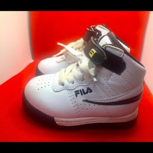 FILA Strap Boy size 5 U.S. Trainer Pad Runner Shoe